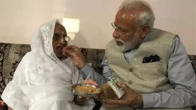 తల్లితో ప్రధాని మోదీ (ఫైల్ ఫొటో)