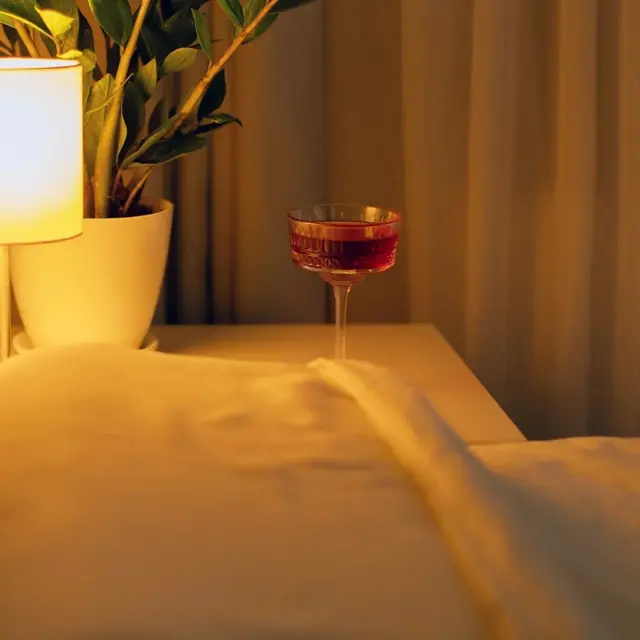 Бокал із вишневим соком