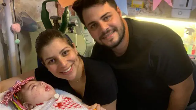 Ivy na cama, Kery e Emerson em pé