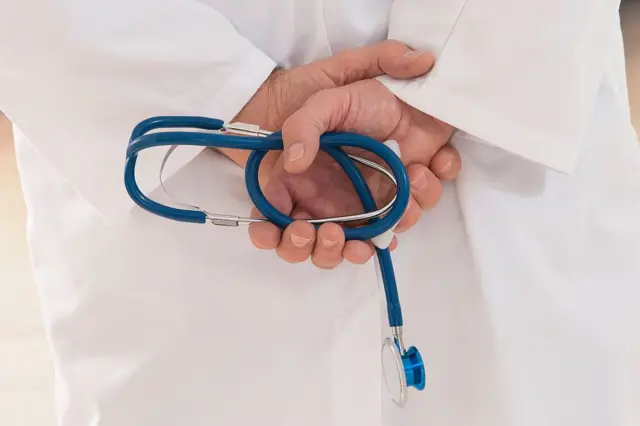 ဆရာဝန်တစ်ဦးက ဆေးကုသရာသုံးတဲ့ နားကြပ်ကို လက်ထဲမှာကိုင်ထားတဲ့ မြင်ကွင်း