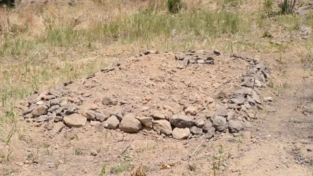 Single mud mass grave wia dem bury victims of suspected herders attack