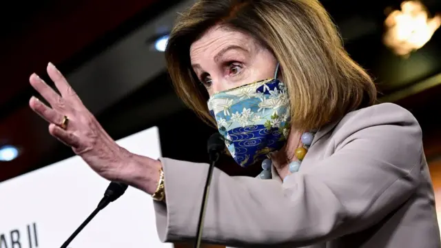 Nancy Pelosi faz um discurso usando uma máscara florida