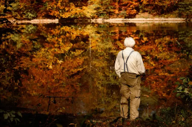 رجل يصطاد من بحيرة