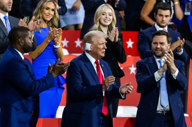 นายทรัมป์ปรากฏตัวโดยมีผ้าพันแผลที่ใบหู