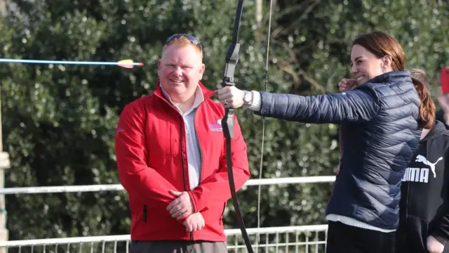 Герцогиня Кембриджская стреляет из лука