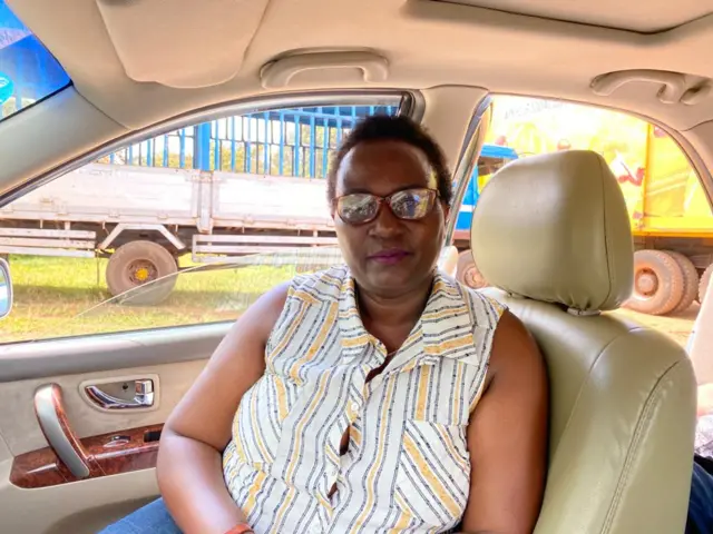 Candide Mujawashema ari mu modoka