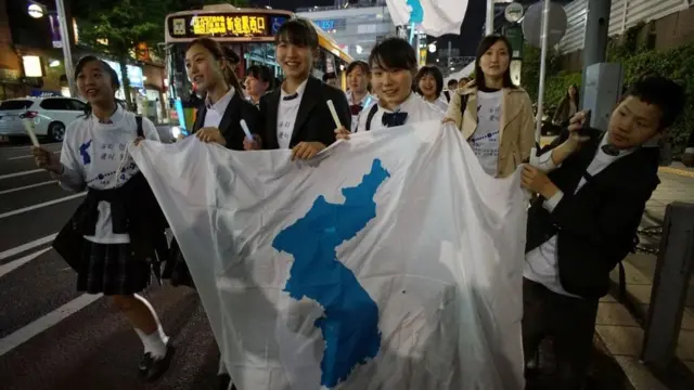 طلاب يرفعون علما مناصرا للوحدة في سول