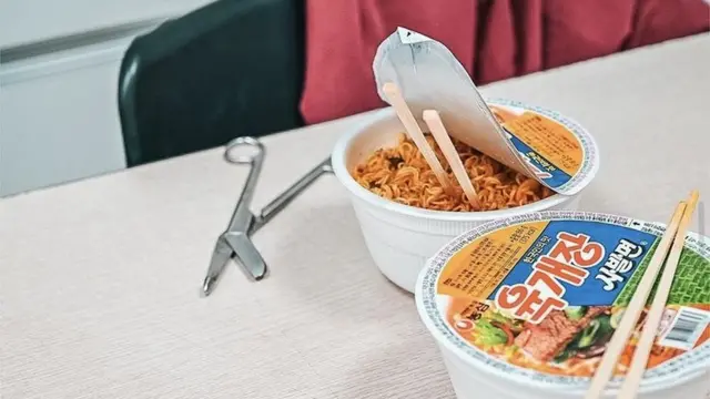 이 간호사가 자신의 인스타에 올린 식사 사진. 그는 올해 들어 식당에서 식사를 한 적이 단 한 번도 없다. 라면도 매번 불은 채로 먹는다. 그는 "먹으려고만 하면 일이 터진다"라고 썼다