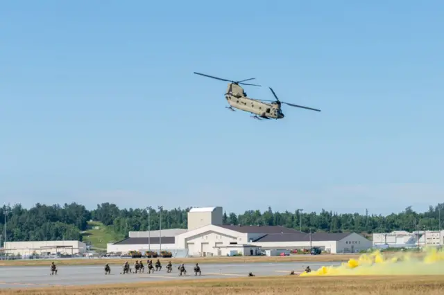 Widok na występ podczas Arctic Thunder Air Show 2024 w bazie wojskowej Joint Base Elmendorf-Richardson (JBER) w Anchorage na Alasce w Stanach Zjednoczonych, 22 lipca 2024 r.