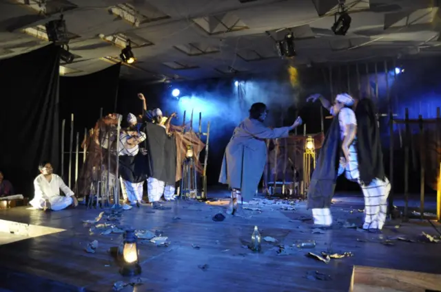 ১৯৭২ সালের ২০শে ফেব্রুয়ারি ‘কবর’ নাটক মঞ্চায়নের মাধ্যমে যাত্রা শুরু করেছিল আরণ্যক নাট্যদল। 