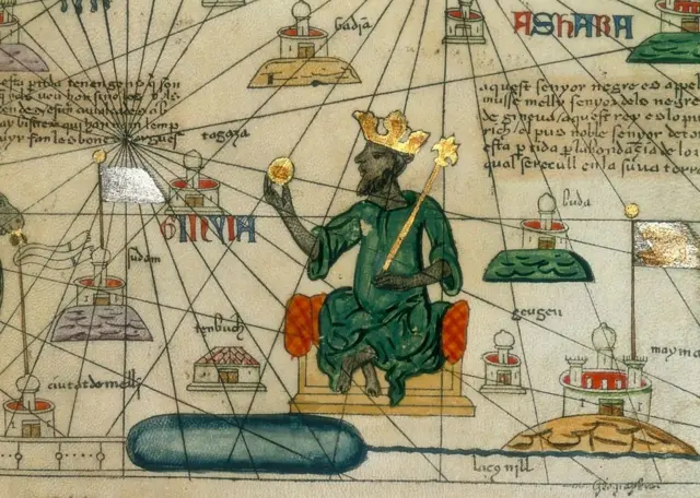 Mansa Musa, roi du Mali, 1375. Représentation de Mansa Musa, souverain de l'Empire du Mali au XIVe siècle. Il est représenté tenant une pépite d'or et coiffé d'une couronne de style européen. La légende à droite se traduit par : « Musa Mali, seigneur de Guinée ». L'or est si abondant dans son pays qu'il est le roi le plus riche et le plus noble de tout le pays