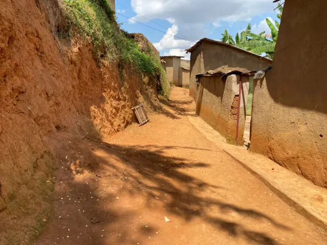 Abategetsi bavuga ko abagomba kwimuka ari abatuye ahashyira ubuzima bwabo mu kaga