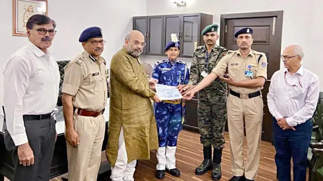 29 मार्च 2020 को कोविड-19 से निपटने के लिए पैरामिलिट्री फ़ोर्सेस के जवानों ने अपनी एक दिन की सेलरी पीएम केयर्स फ़ंड में डोनेट की