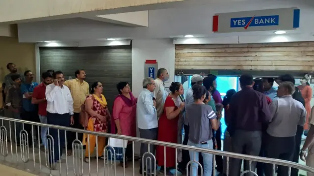 રાજકોટમાં નાણાં ઉપાડવા માટે એકઠા થયેલા લોકો