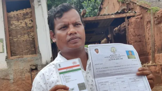 ఆంధ్రా, ఒడిశా రెండు రాష్ట్రాల కార్డులు, పథకాలు అందుకుంటున్న మాణిక్యపట్నం వాసులు