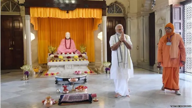 बेलूर मठ में पीएम नरेंद्र मोदी