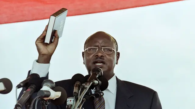 Yoweri Museveni arahirira kuba Prezida mu 1996