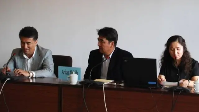 Tiyip (kiri) dengan akademisi Arslan Abdulla dan Rahile Dawut (kanan) yang juga hilang.