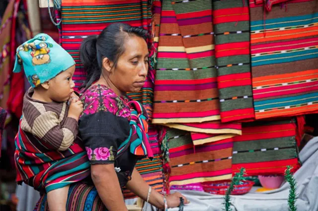 Una mujer maya con su hijo.