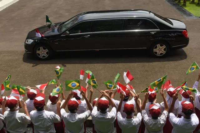 Sejumlah pelajar menyambut kedatangan Presiden Brazil Luiz InÃ¡cio Lula da Silva sebelum pertemuan bilateral dengan Presiden Prabowo Subianto dalam kunjungan kenegaraan di Istana Merdeka, Jakarta, Kamis (23/10/2025). 
