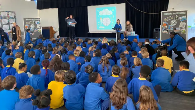 Noah Faria, acompanhado da mãe, faz apresentação para cercacatalogador euro win300 alunos sobre autismo e TDAHcatalogador euro winauditório da escola