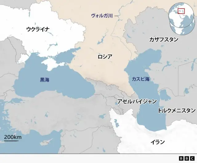 BBCが作成したカスピ海地域の地図。カスピ海を囲む国々や海に接する国々を示している。カスピ海からみて、ロシアは北と北西に、カザフスタンは北東に、トルクメニスタンは南東に、イランは南に、アゼルバイジャンは西岸に位置している。ウクライナは、西側の近くの黒海の北岸に示してある。ロシアは黒海とカスピ海の両方に接しており、ウクライナとカスピ海の間に位置する。ヴォルガ川はロシアを流れ、カスピ海の北岸に注ぎ込んでいる。右上隅の地球儀の挿入図は、カスピ海がヨーロッパとアジアの間にあることを強調している