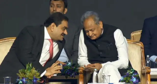 अदानी समूह के प्रमुख गौतम अदानी और राजस्थान के मुख्यमंत्री अशोक गहलोत.