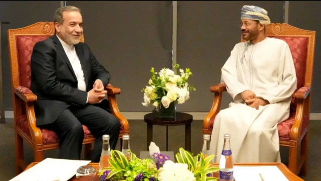 Wadahadallada Muscat waxaa dhexdhexaadin ka ah wasiirka arrimaha dibadda Cumaan Badar bin Hamad al-Busaidi (midig)