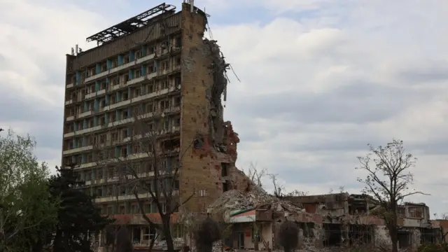 মারিউপোল শহরে বিধ্বস্ত একটি ভবন।