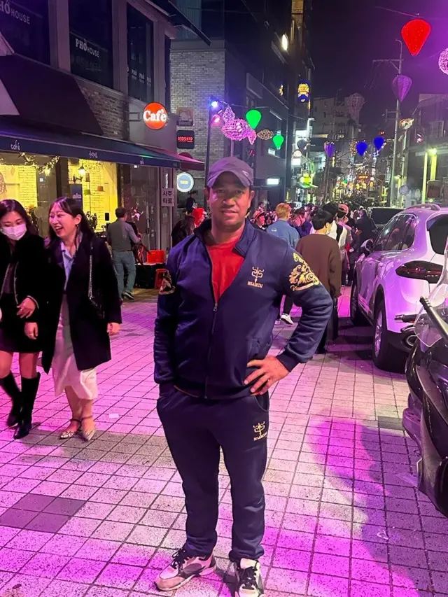 ইতেওন এলাকায় ম্যাক্সিম চৌধুরী। এখানে হ্যালোইনের উৎসবে যোগ দিতে হাজার হাজার মানুষের ভিড় জমেছিল।