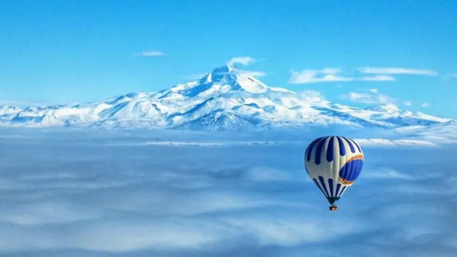 Globo sobrevolando Cappadocia, Turquía