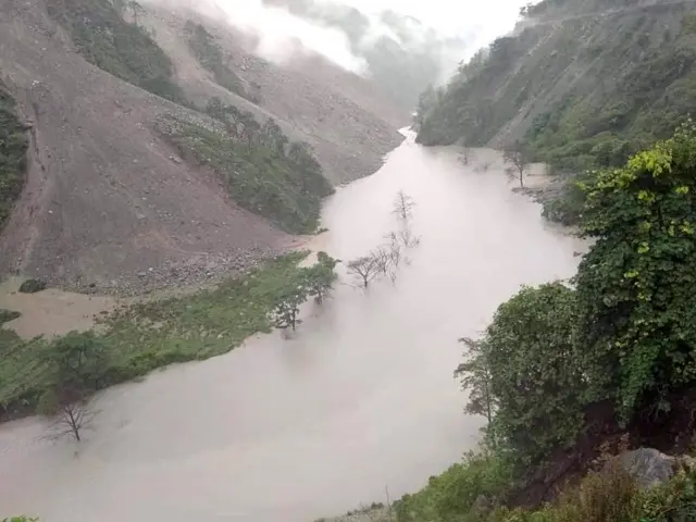 निरन्तर वर्षा र पहिलोको कारण बाजुरा जिल्लाको ठूलो बुढीगङ्गा नदी थुनिँदै गएको छ।
