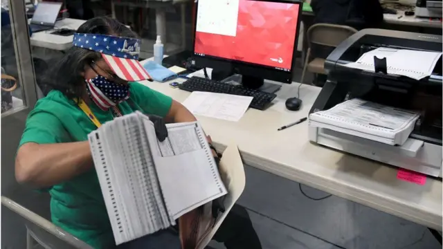 موظفة في مركز انتخابي