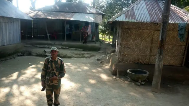 চরের বুকে মহাদেব সাহার বাড়িতে প্রায় নিয়মিত পাহারা থাকে বিএসএফ জওয়ানদের