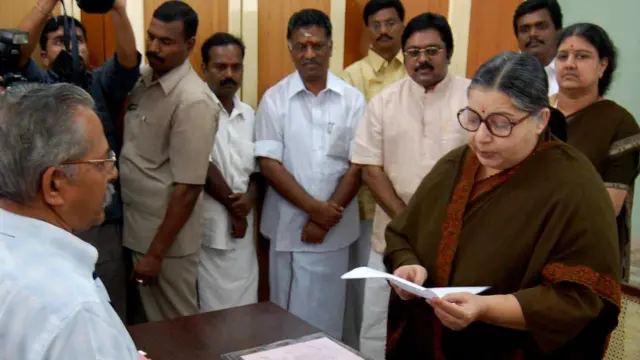 ஏப்ரல் 2006ல் தேனி மாவட்டம் ஆண்டிபட்டி தொகுதியில் போட்டியிட வேட்புமனுவை ஜெயலலிதா தாக்கல் செய்கிறார். அவருக்கு பின் நிற்கும் சசிகலா மற்றும் சசிகலாவின் நெருங்கிய சகோதரர் தினகரன் மற்றும் ஓ.பன்னீர்செல்வம் ஆகியோர் உள்ளனர்.