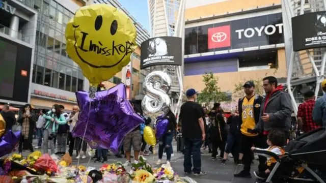 Torcedores dos Lakers fazendo homenagem a Kobe Bryant