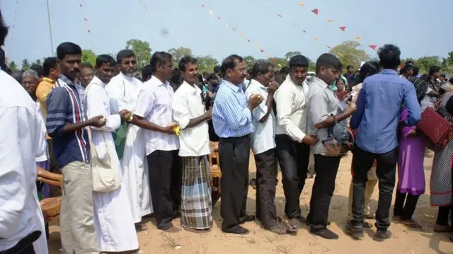 முள்ளிவாய்க்கால் இறுதிப் போரின் எட்டாம் ஆண்டு நிறைவையொட்டி உயிரிழந்தவர்களுக்கு அஞ்சலி செலுத்தும் வகையில் முல்லைத்தீவு நகர வர்த்தக நிலையங்கள் மூடப்பட்டுள்ளன.