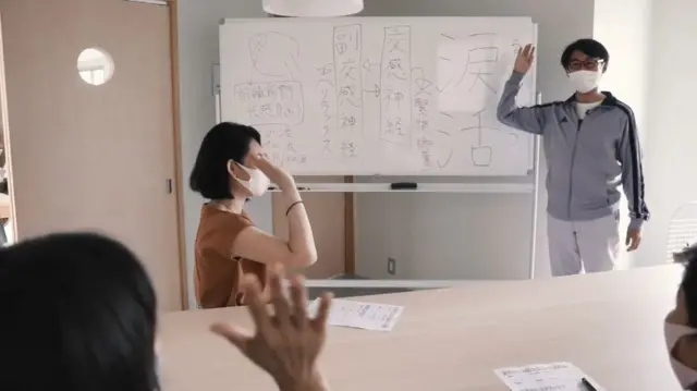 ฮิเดฟูมิ กับนักเรียนในชั้นเรียน