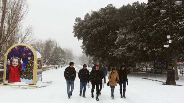 Qarlı, şaxtalı hava şəraitinin davam etməsinə baxmayaraq paytaxt sakinləri, xüsusi ilə də gənclər birlikdə gəzintiyə çıxıblar.