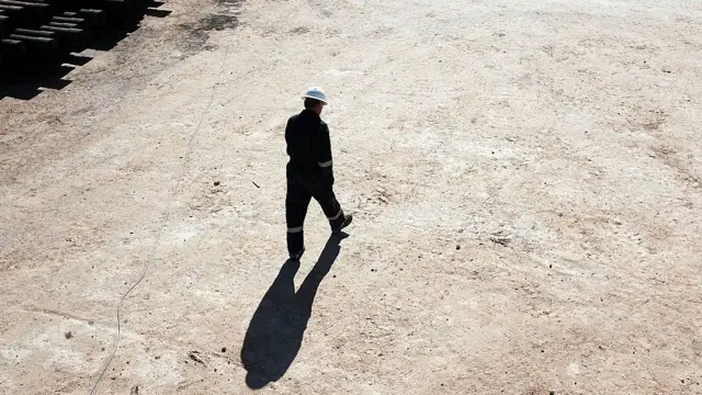 Даже богатая нефтяная отрасль сокращает работников: из-за кризиса нефть никому не нужна