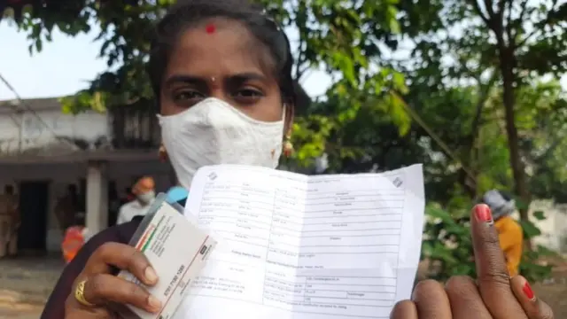 ఓటు వేసి వేలు చూపిస్తున్న అమ్మాయి