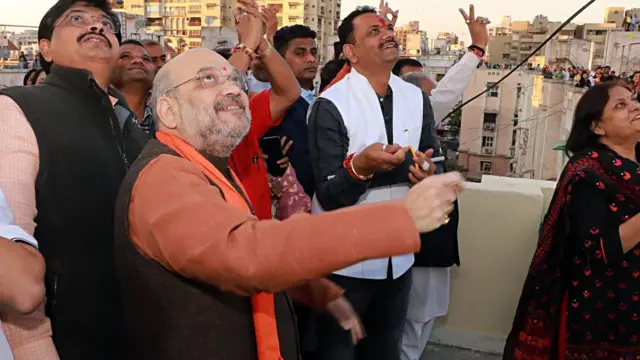 અમદાવાદમાં ઉત્તરાયણ પર પતંગ ચગાવતા અમિત શાહ