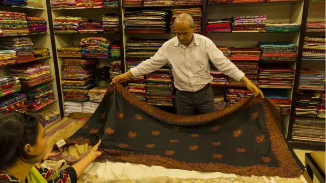 কাশ্মীরের একজন শালবিক্রেতা (ফাইল ছবি)