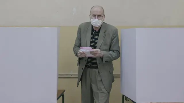 Izbori su prvobitno raspisani za 26. april, ali su odloženi zbog pandemije korona virusa