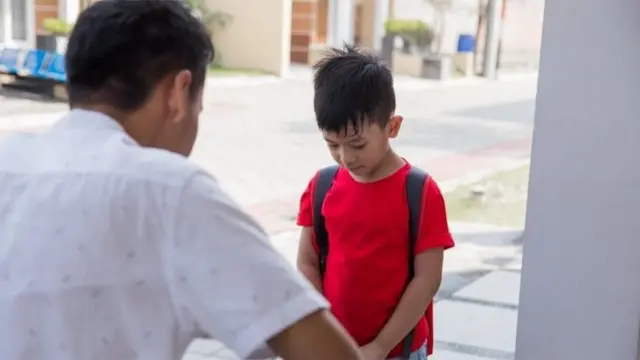 يحذر الخبراء من أن حجب المشاعر السلبية عن الأطفال قد يؤثر عليهم سلبا لاحقا