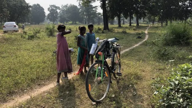 कुछ आदिवासी बच्चे