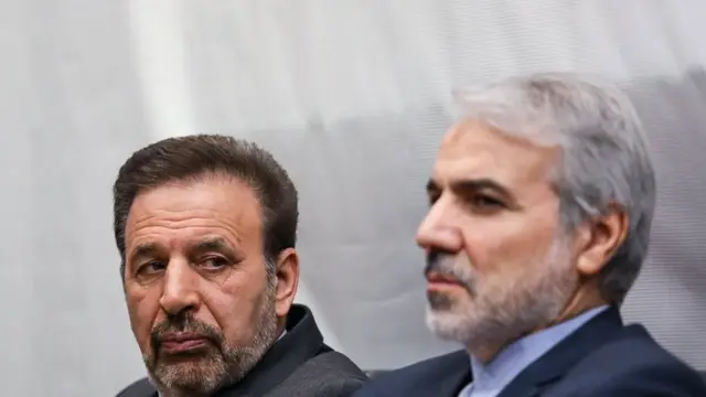 محمدباقر نوبخت سخنگوی دولت و محمود واعظی رئیس دفتر حسن روحانی دو چهره کلیدی در کابینه ایران اند که از سال های دور روابط نزدیکی به آقای روحانی دارند