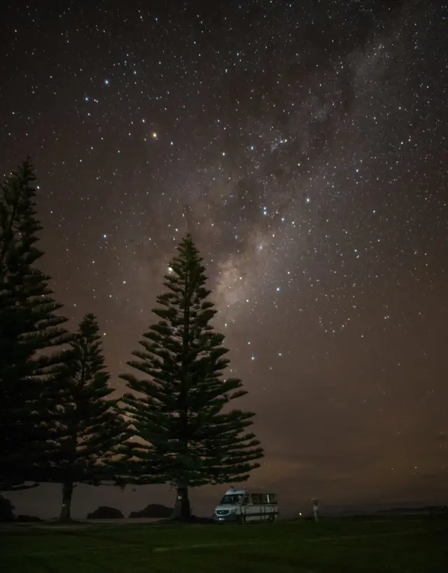 شاحنة تخييم متوقفة تحت سماء مليئة بالنجوم