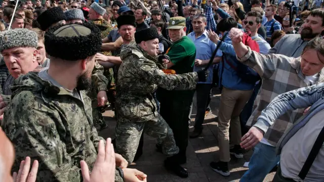 Казак бьет нагайкой сторонника Навального нагайкой на акции протеста 5 мая 2018 года