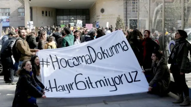 Ankara Üniversitesi öğrencileri 13 Şubat 2017'de akademisyenlerin ihracını protesto etti